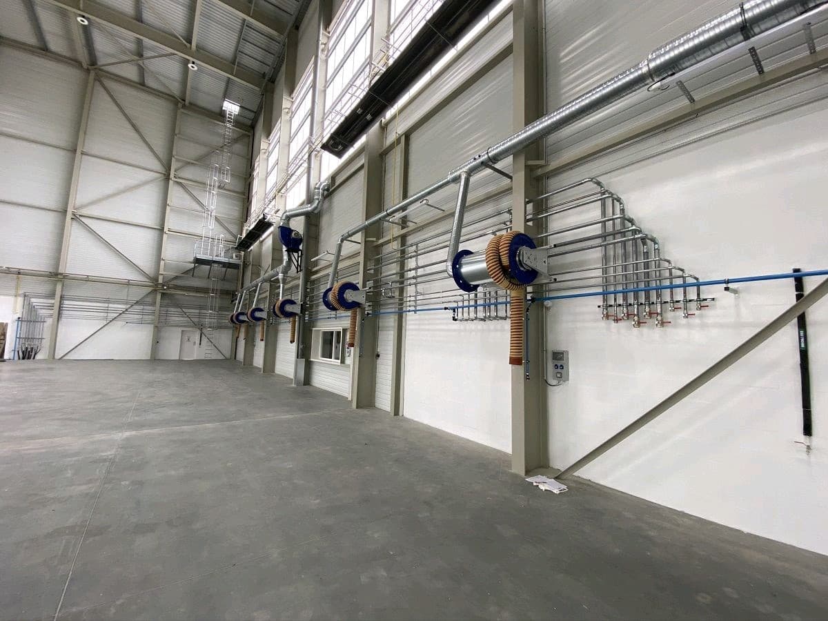 Entrepôt avec réseau de distribution fluides