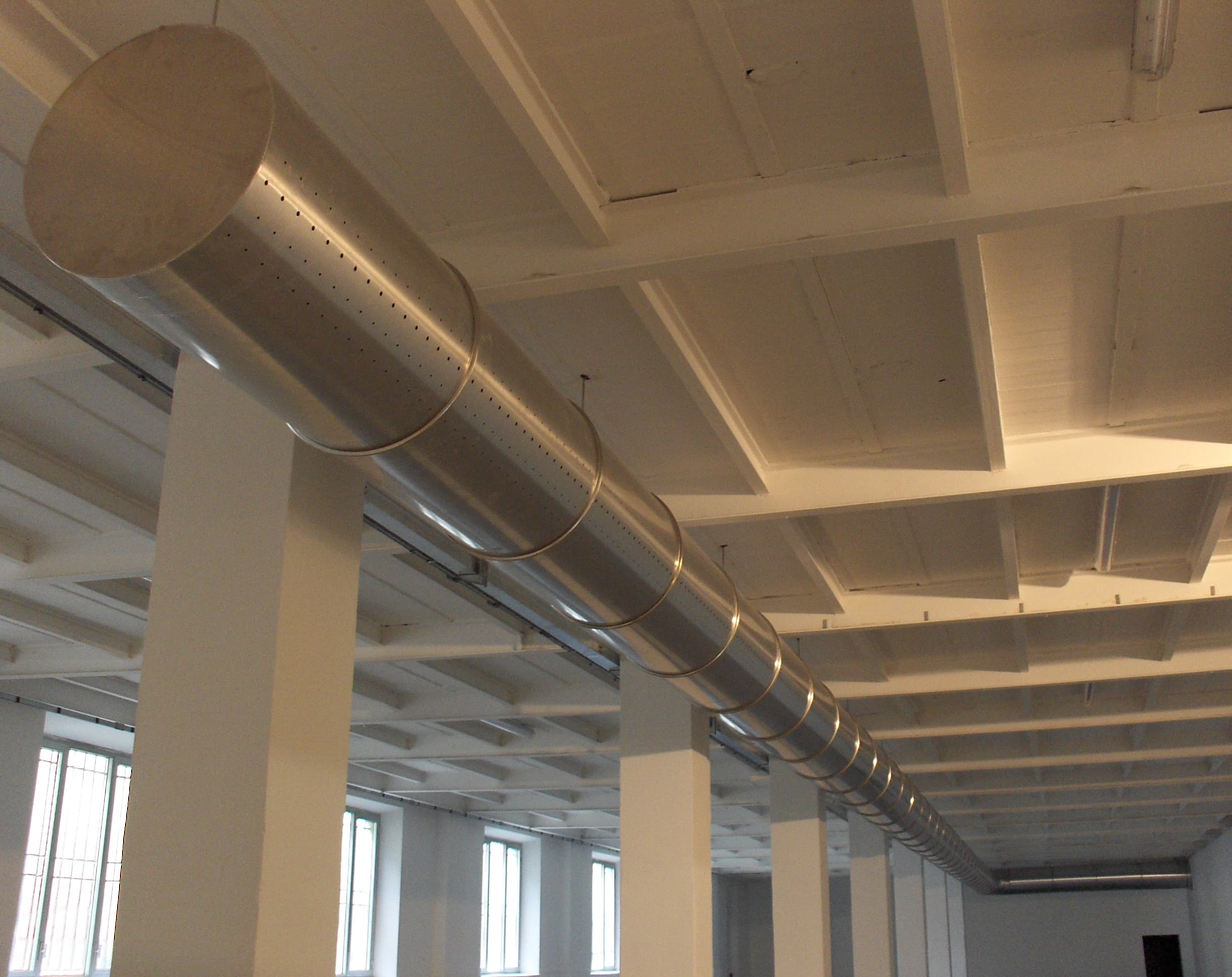 Gaine micro-perforée haute induction Eurosystem installée en bâtiment tertiaire