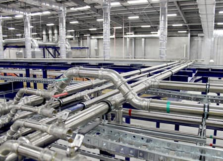 Réseau inox serti en usine industrielle